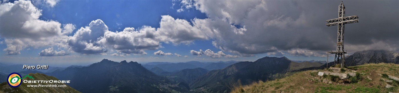 54 Vista panoramica da Cima Grem (2049 m).jpg